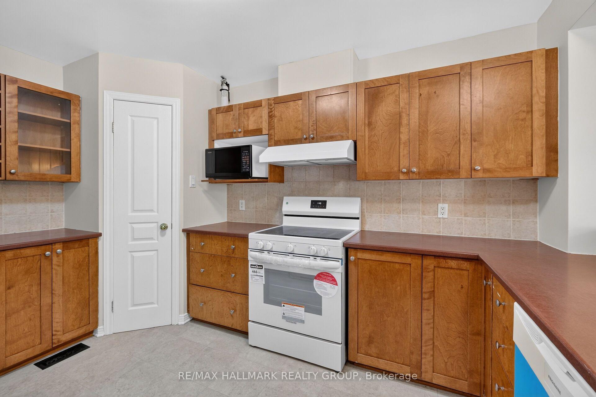 Photo 12 of 24 Gray Crescent, Ottawa, Kanata - Beaverbrook — HOMEH