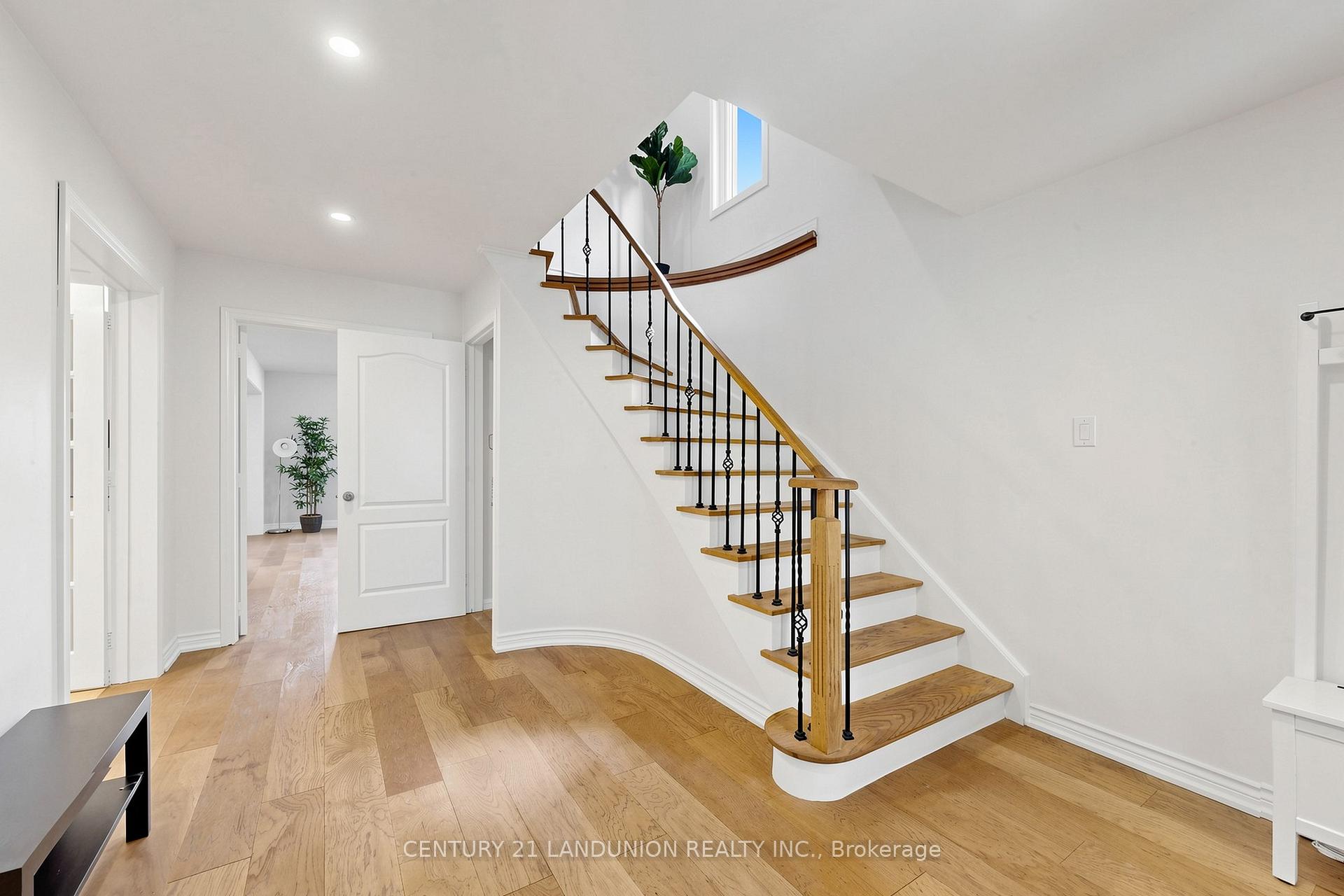Photo 3 of 329 Atha Avenue, Richmond Hill, Harding — HOMEH