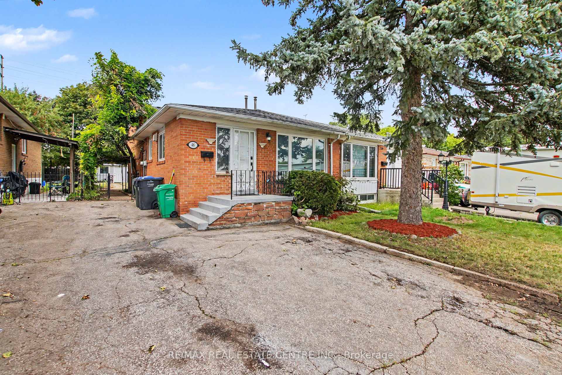 Photo 2 of 46 Northwood Drive, Brampton, Northwood Park — HOMEH