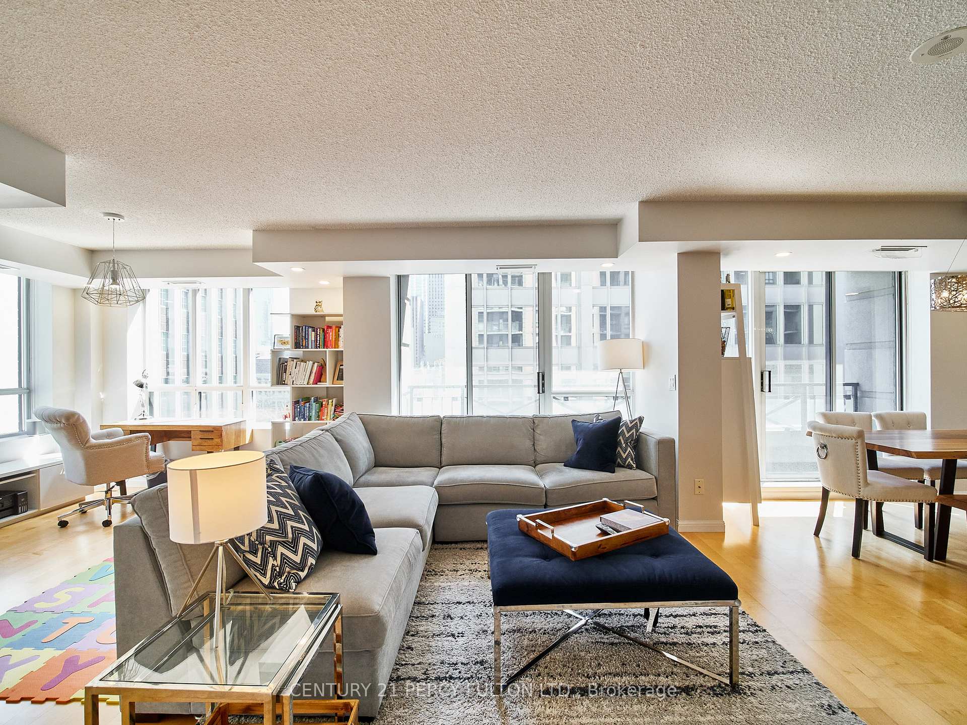 Photo 5 of Unit 809, 140 Simcoe Street, Toronto, Waterfront Communities — HOMEH