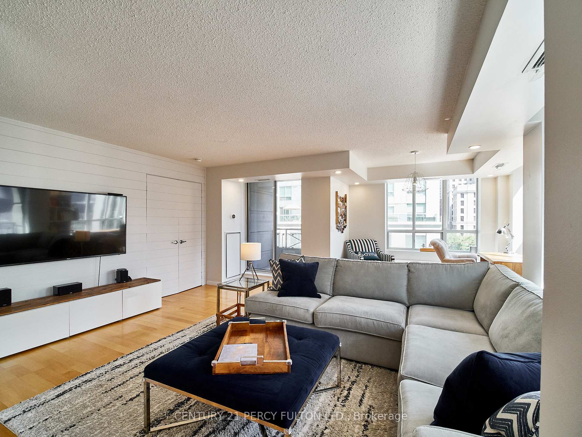 Photo 6 of Unit 809, 140 Simcoe Street, Toronto, Waterfront Communities — HOMEH