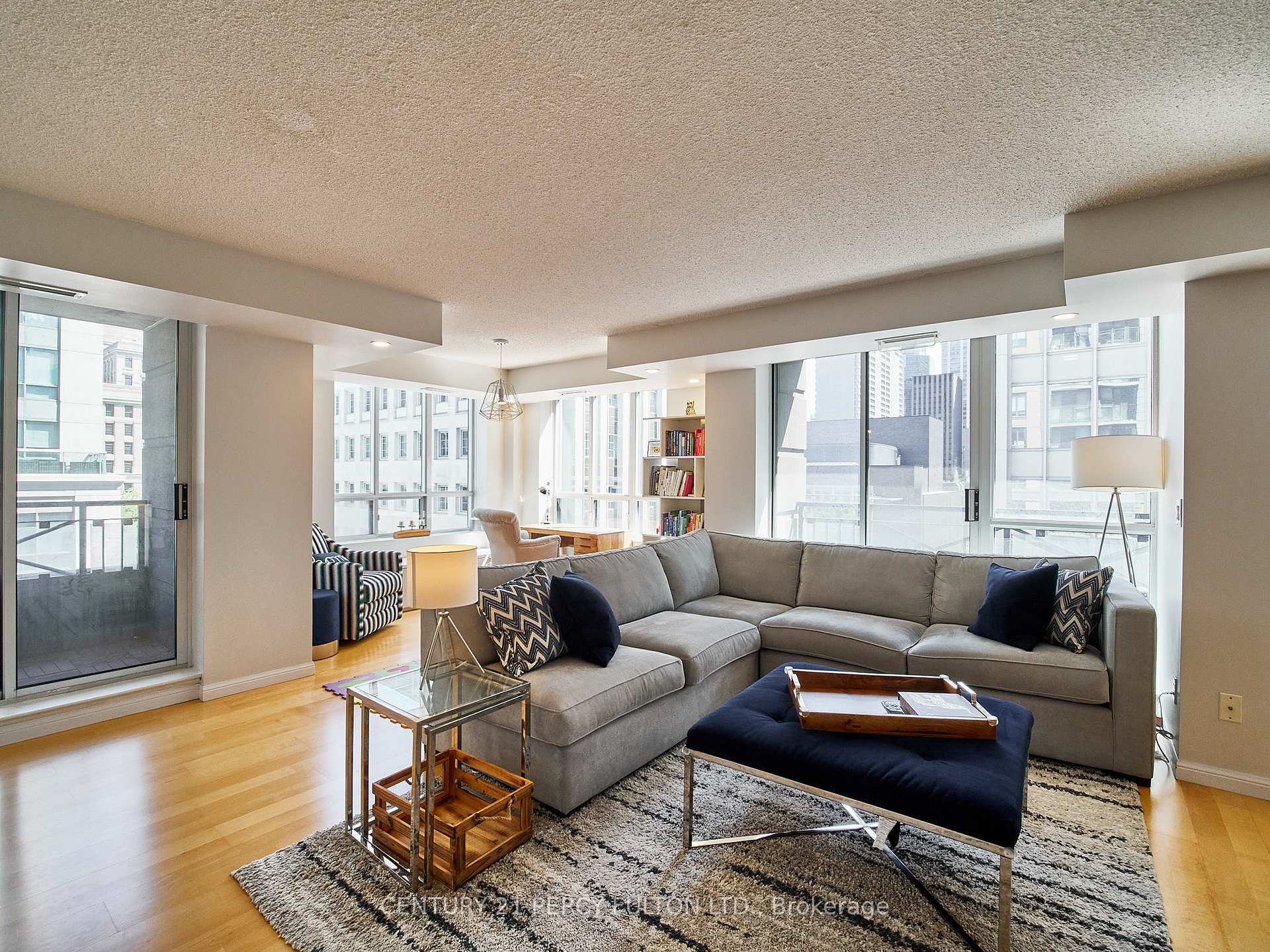 Photo 7 of Unit 809, 140 Simcoe Street, Toronto, Waterfront Communities — HOMEH