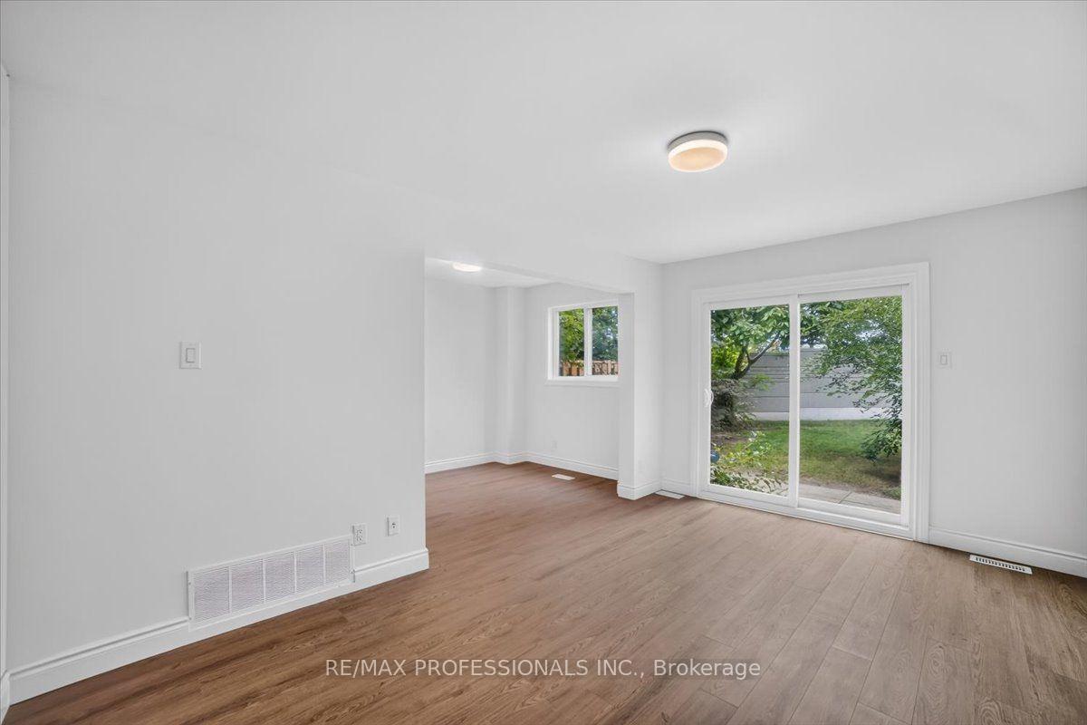 Photo 3 of Unit 6, 2687 Bromsgrove Road, Mississauga, Clarkson — HOMEH