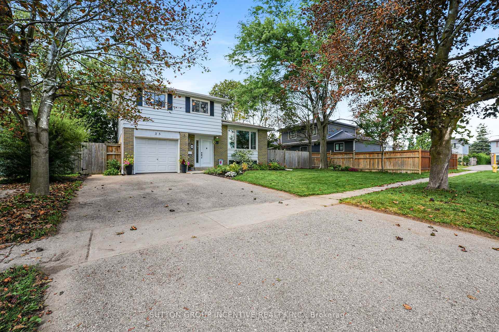 Photo 4 of 35 Jills Court, Barrie, Grove East — HOMEH