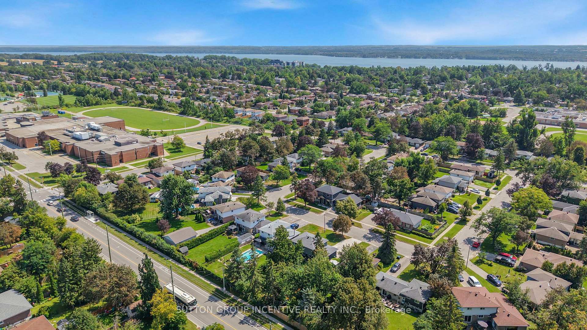 Photo 10 of 35 Jills Court, Barrie, Grove East — HOMEH
