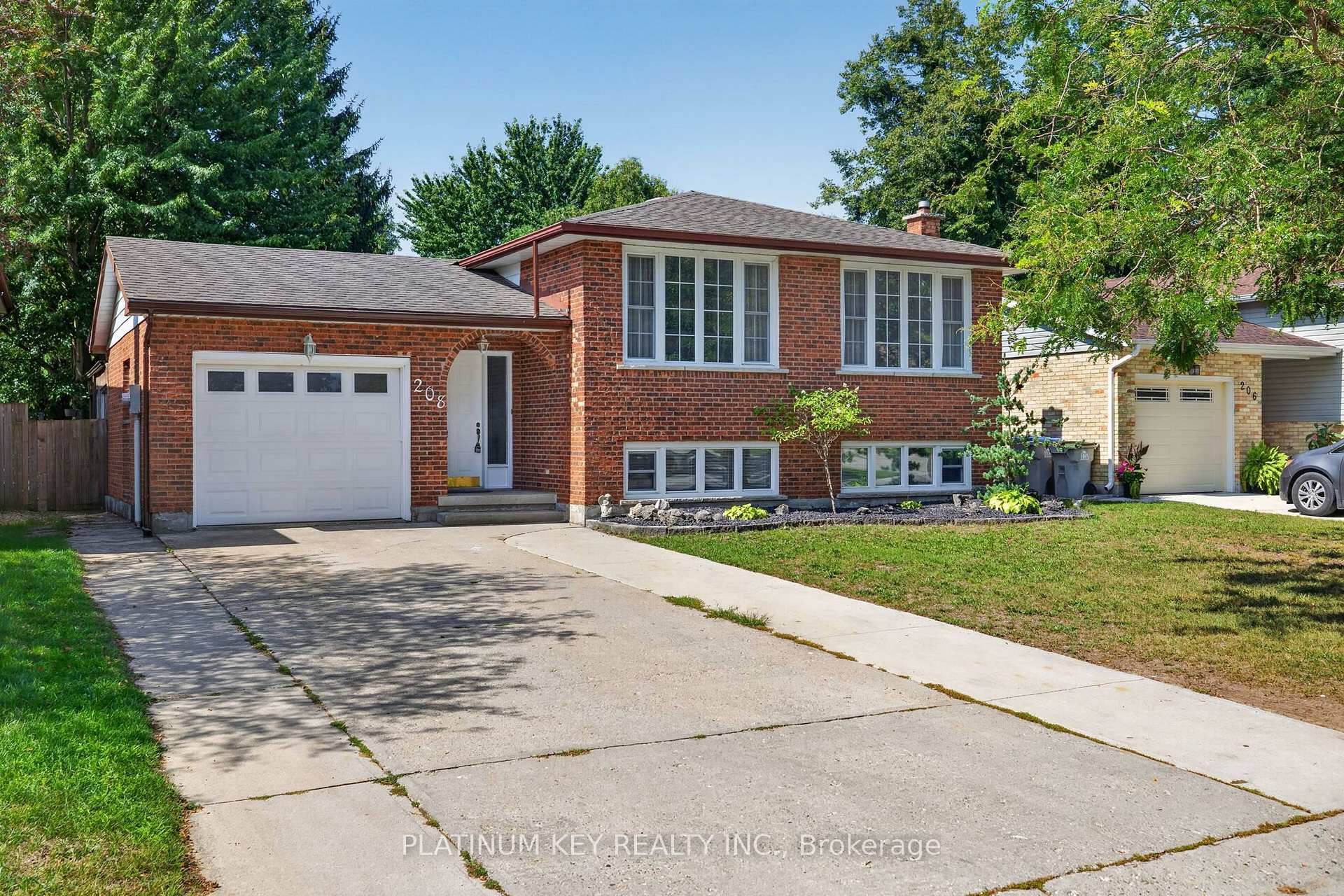 Photo 2 of 208 Southfield Drive, Strathroy-Caradoc, SW — HOMEH
