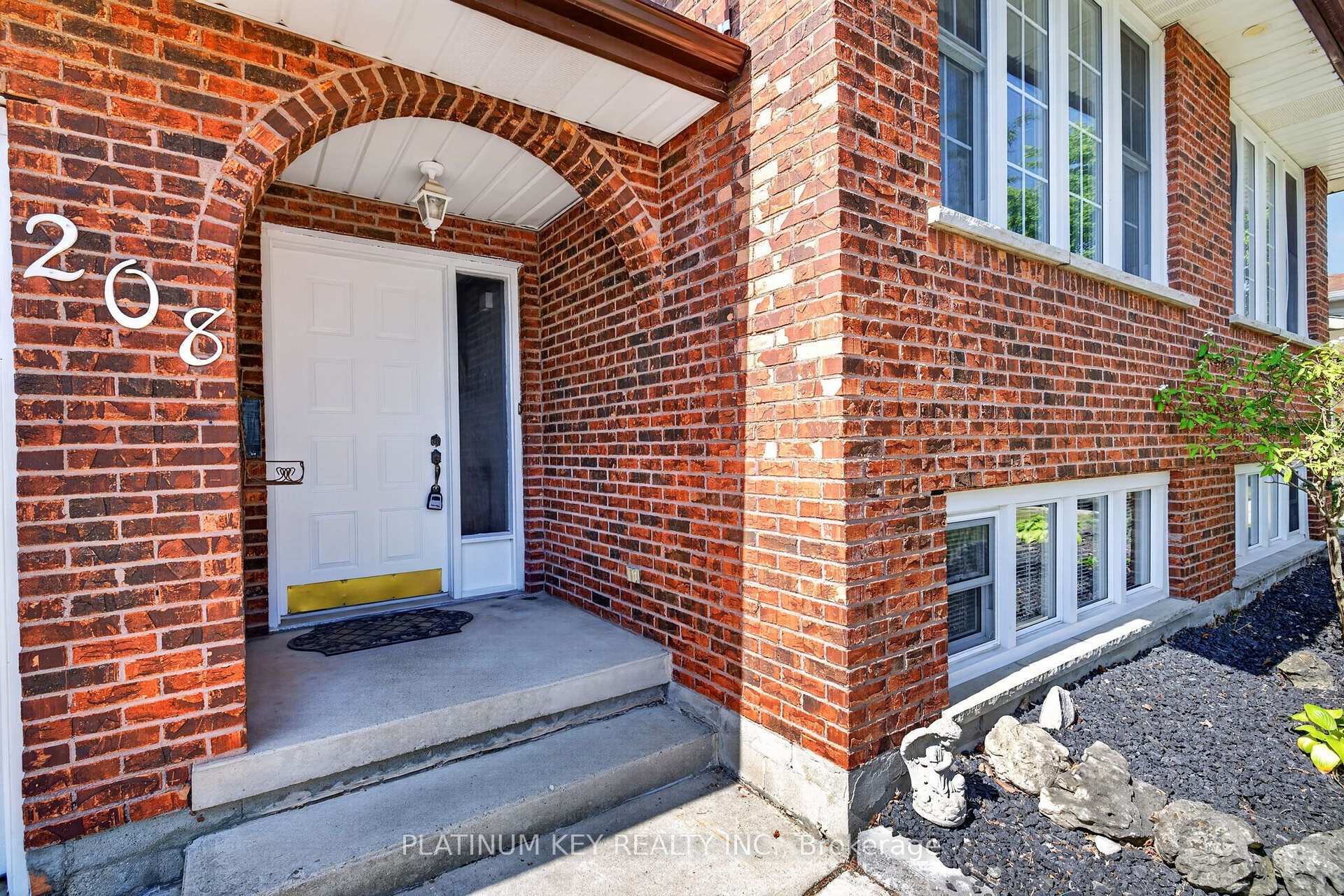 Photo 4 of 208 Southfield Drive, Strathroy-Caradoc, SW — HOMEH