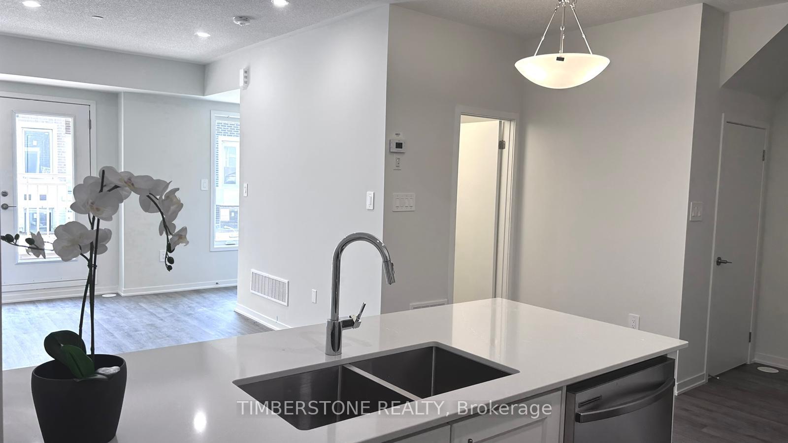 Photo 3 of Unit 40, 21 Honeycrisp Crescent, Vaughan, Vaughan Corporate Centre — HOMEH