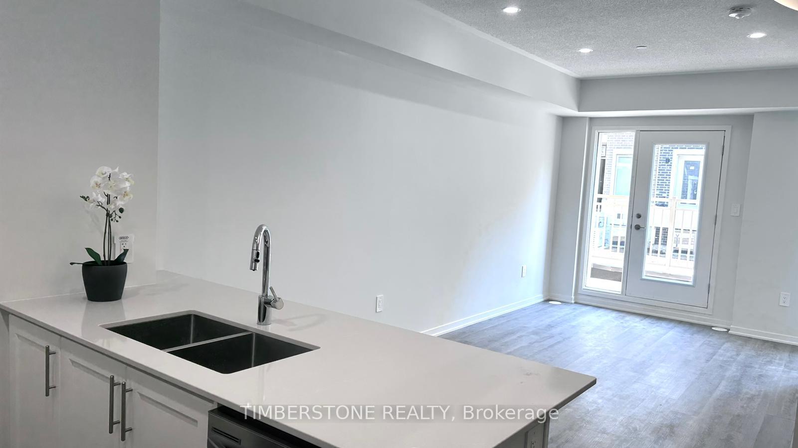Photo 4 of Unit 40, 21 Honeycrisp Crescent, Vaughan, Vaughan Corporate Centre — HOMEH