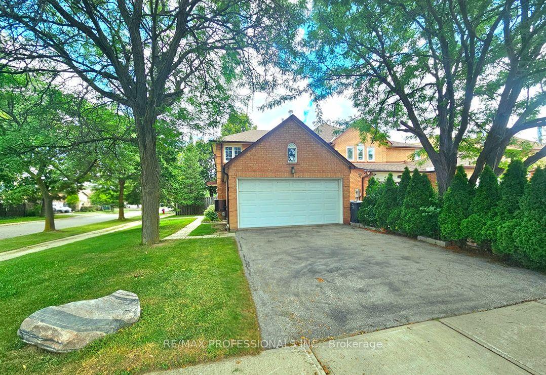 Photo 3 of Unit 1, 500 Silverthorne Crescent, Mississauga, Hurontario — HOMEH