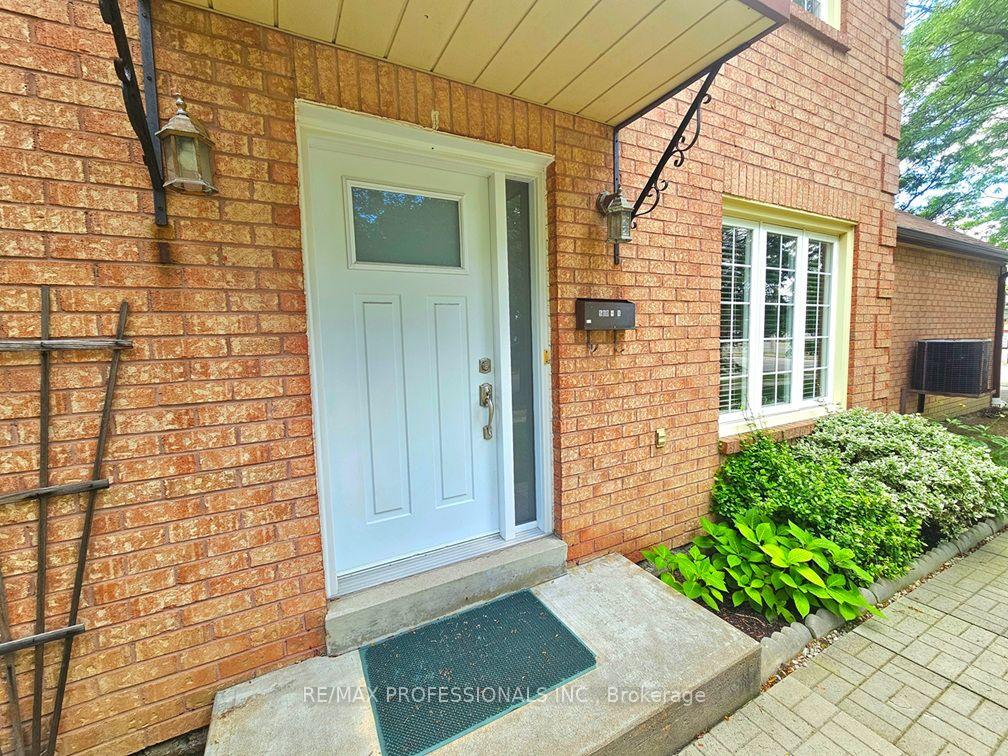 Photo 6 of Unit 1, 500 Silverthorne Crescent, Mississauga, Hurontario — HOMEH