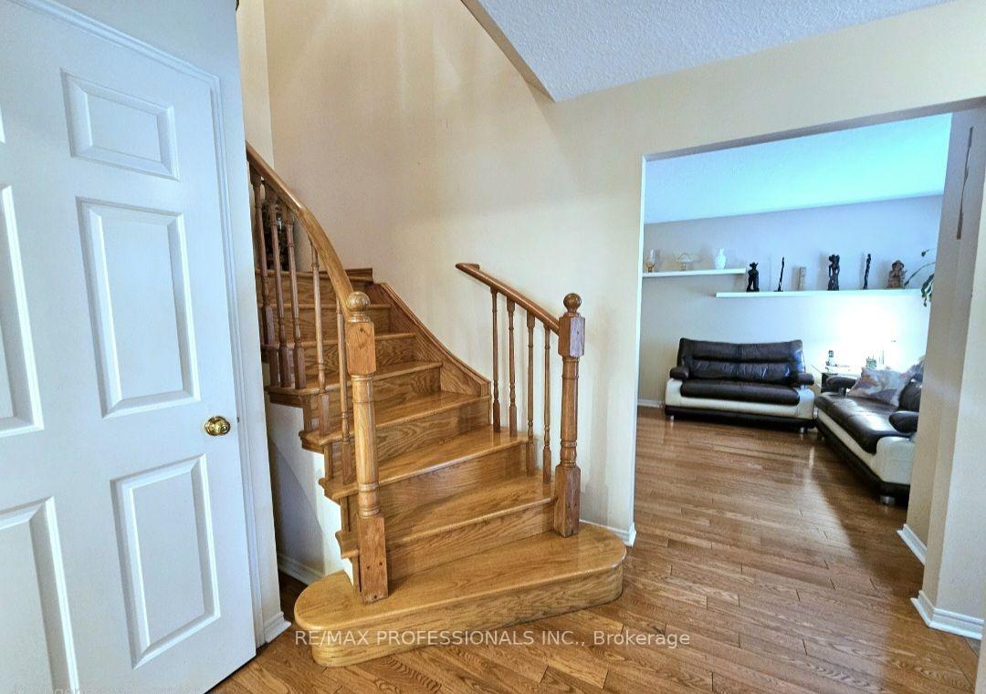Photo 7 of Unit 1, 500 Silverthorne Crescent, Mississauga, Hurontario — HOMEH