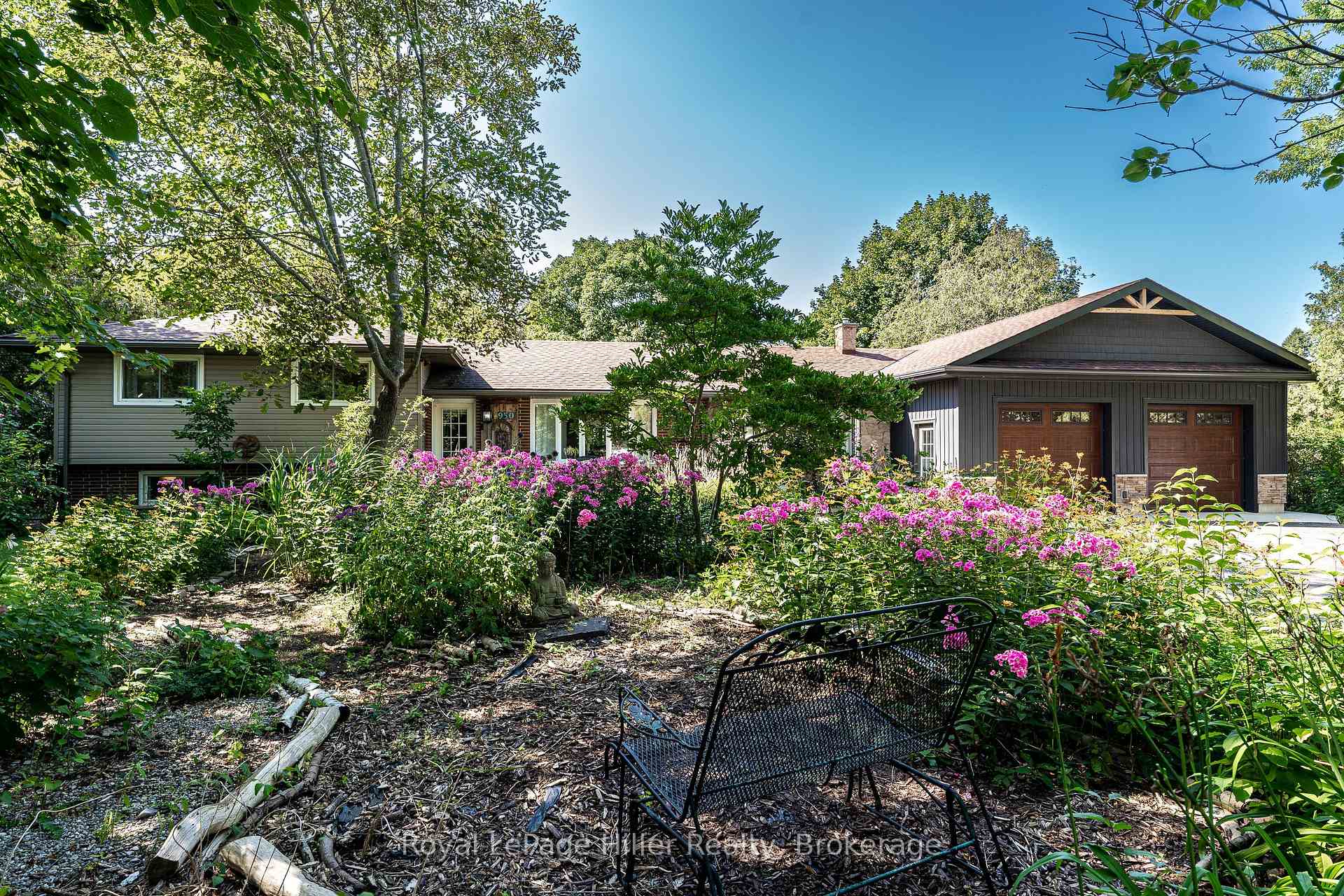 Photo 3 of 950 Oloane Avenue, Stratford — HOMEH