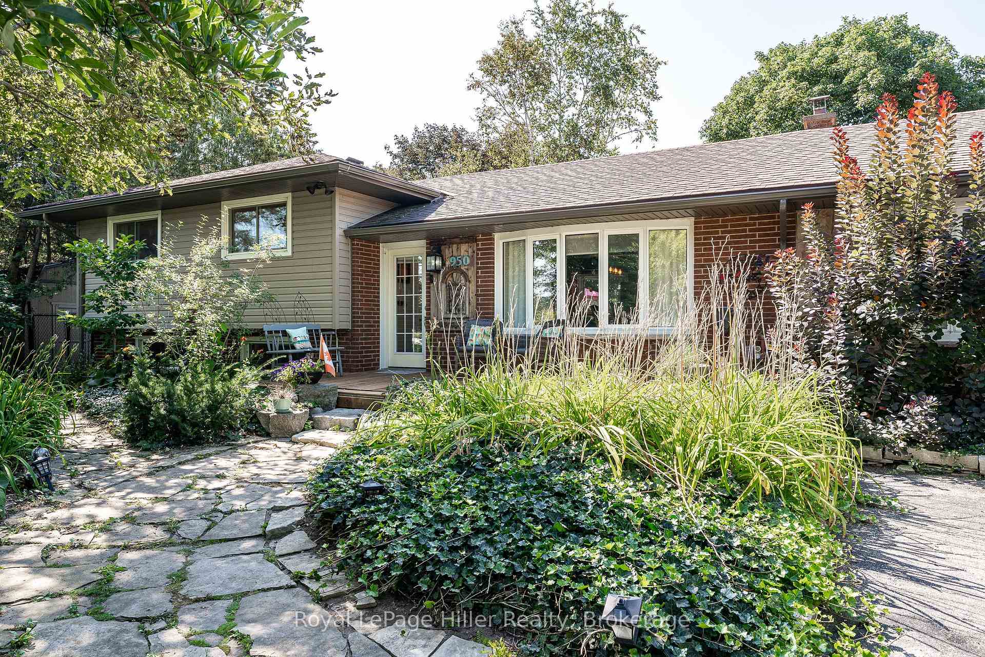 Photo 4 of 950 Oloane Avenue, Stratford — HOMEH
