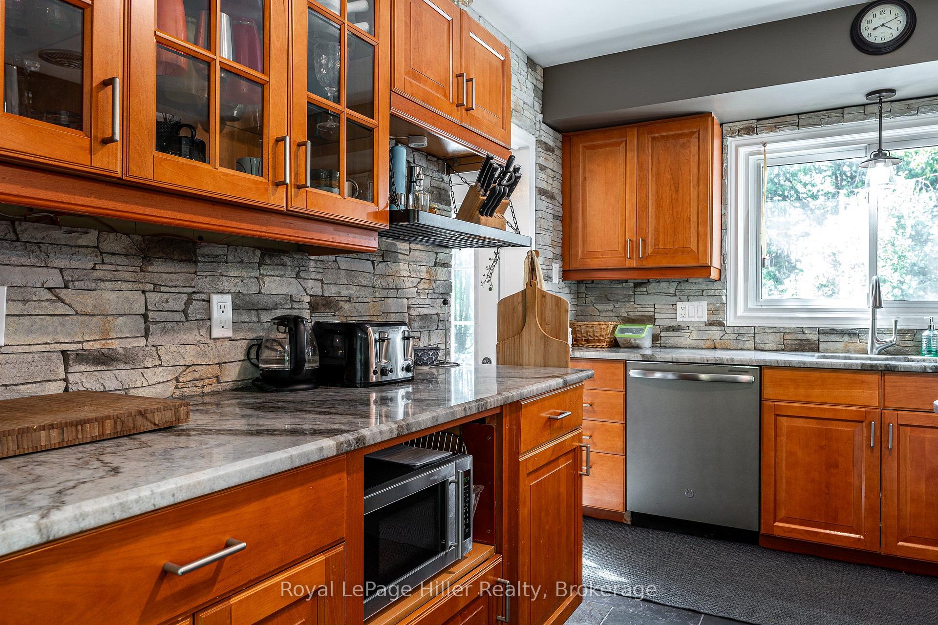 Photo 9 of 950 Oloane Avenue, Stratford — HOMEH