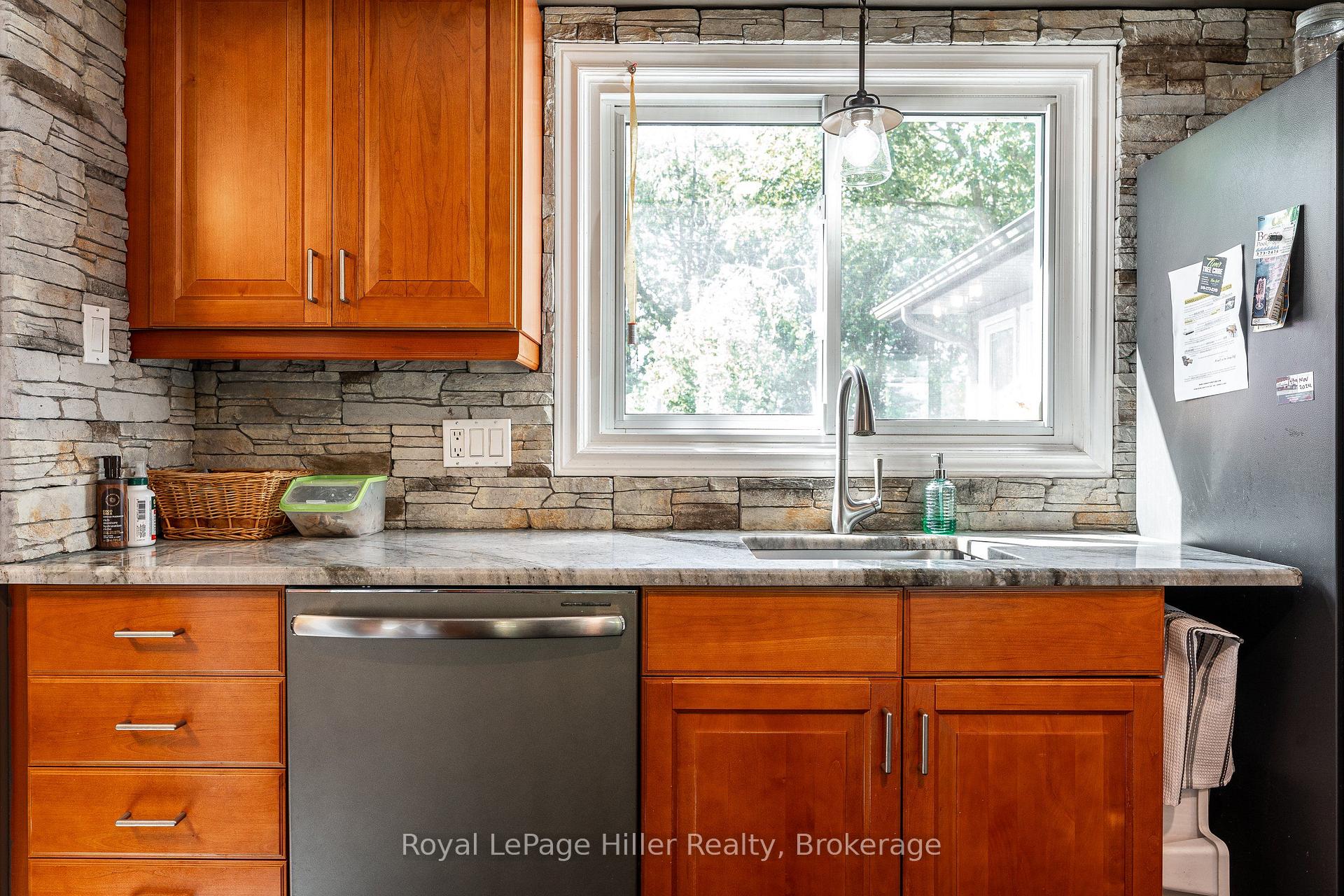 Photo 10 of 950 Oloane Avenue, Stratford — HOMEH