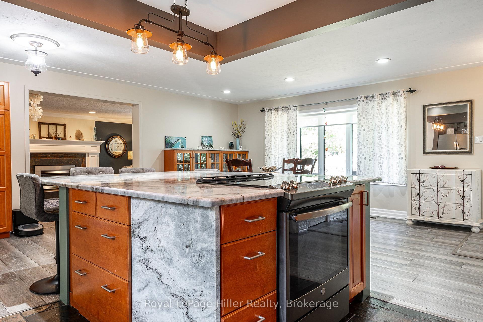 Photo 11 of 950 Oloane Avenue, Stratford — HOMEH