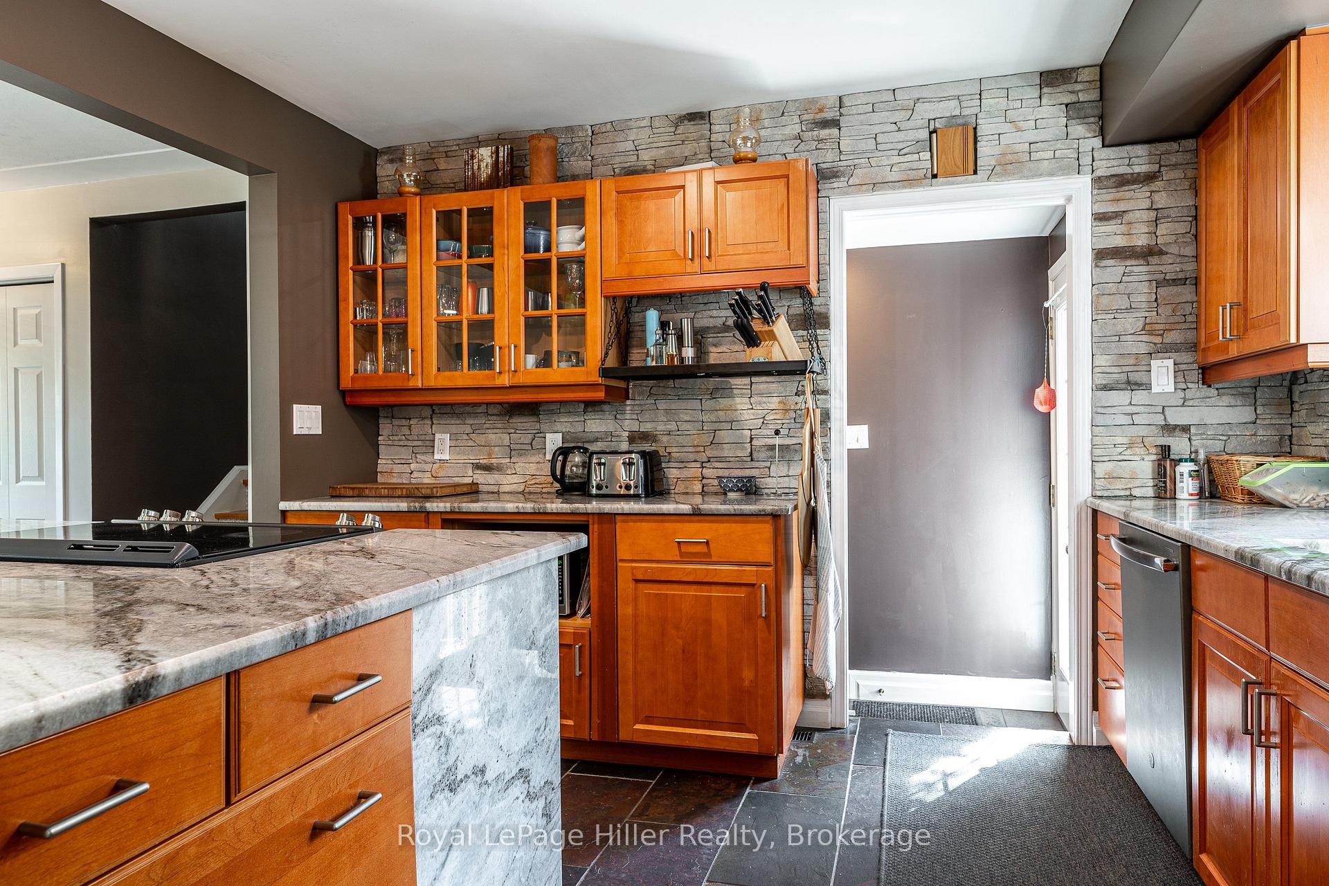 Photo 13 of 950 Oloane Avenue, Stratford — HOMEH