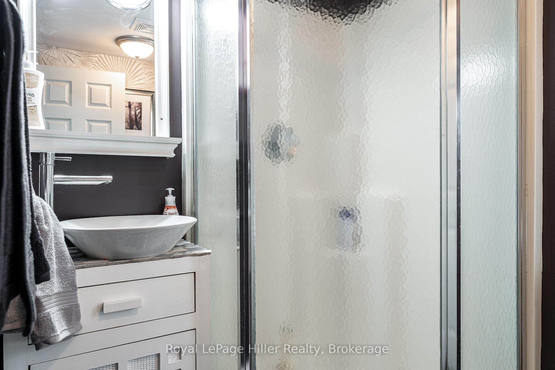 Photo 23 of 950 Oloane Avenue, Stratford — HOMEH