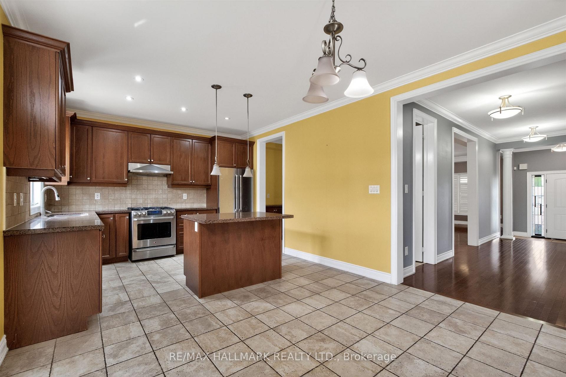 Photo 11 of 99 Royal West Drive, Brampton, Credit Valley — HOMEH