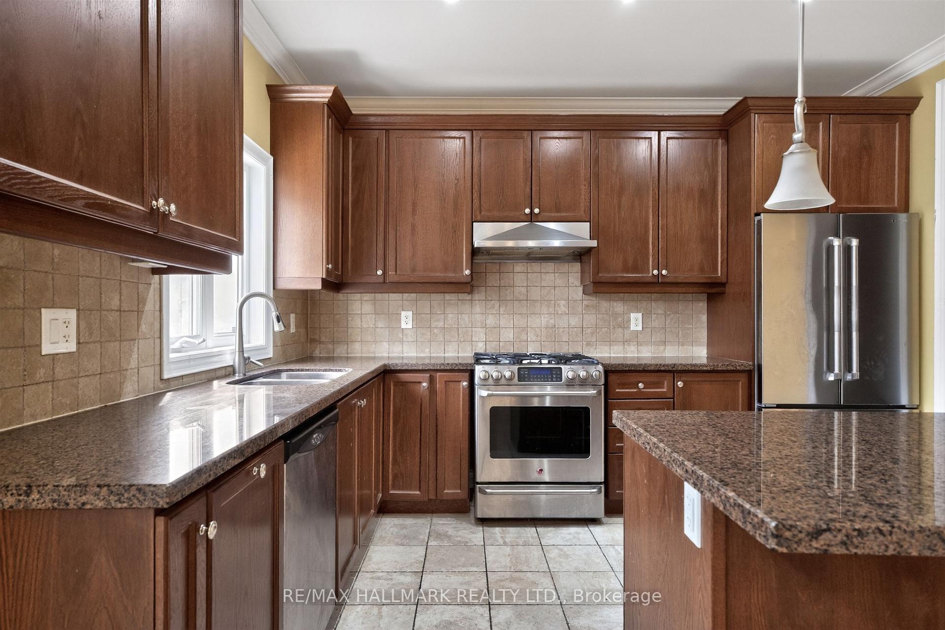 Photo 12 of 99 Royal West Drive, Brampton, Credit Valley — HOMEH