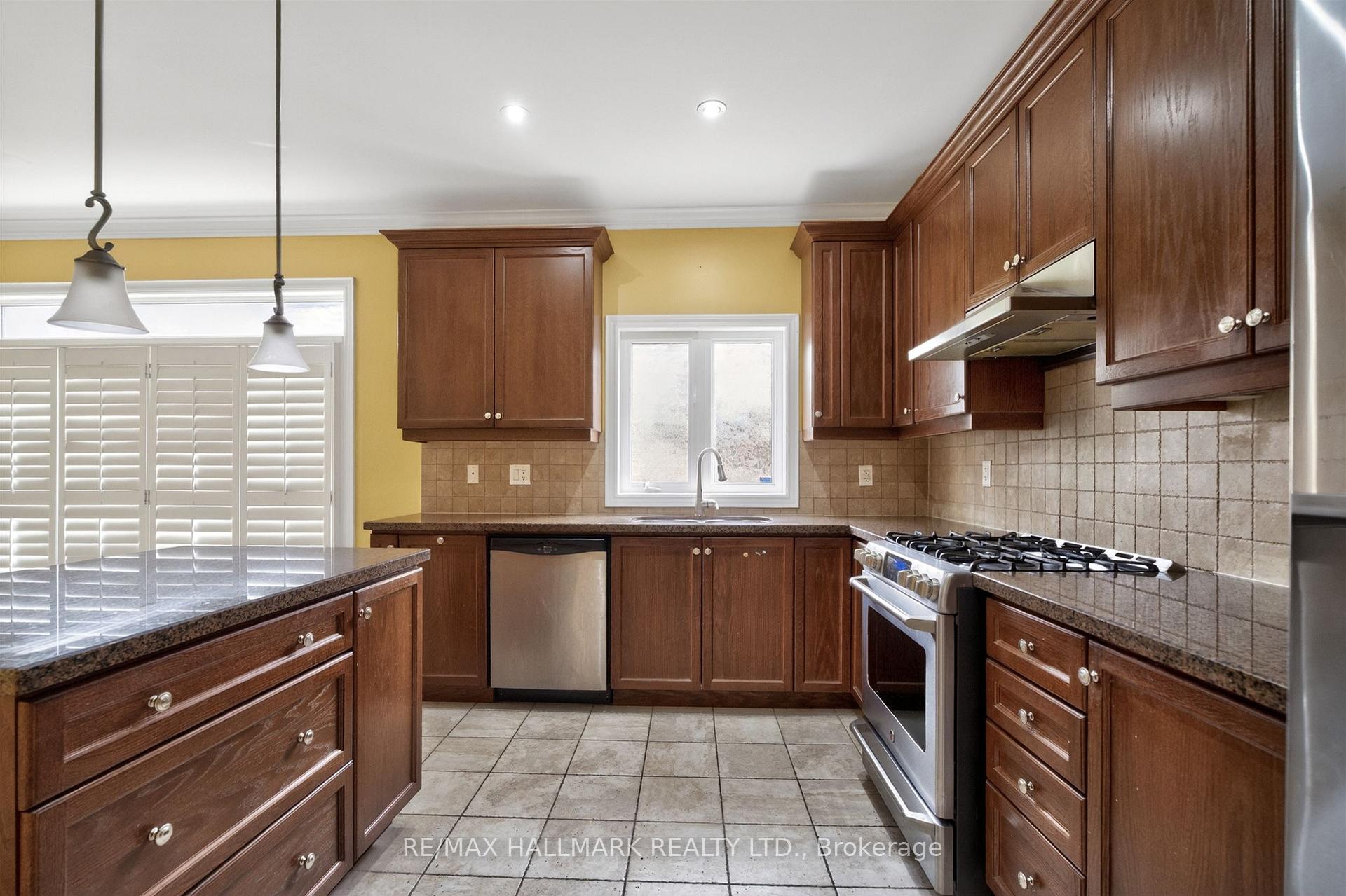 Photo 13 of 99 Royal West Drive, Brampton, Credit Valley — HOMEH