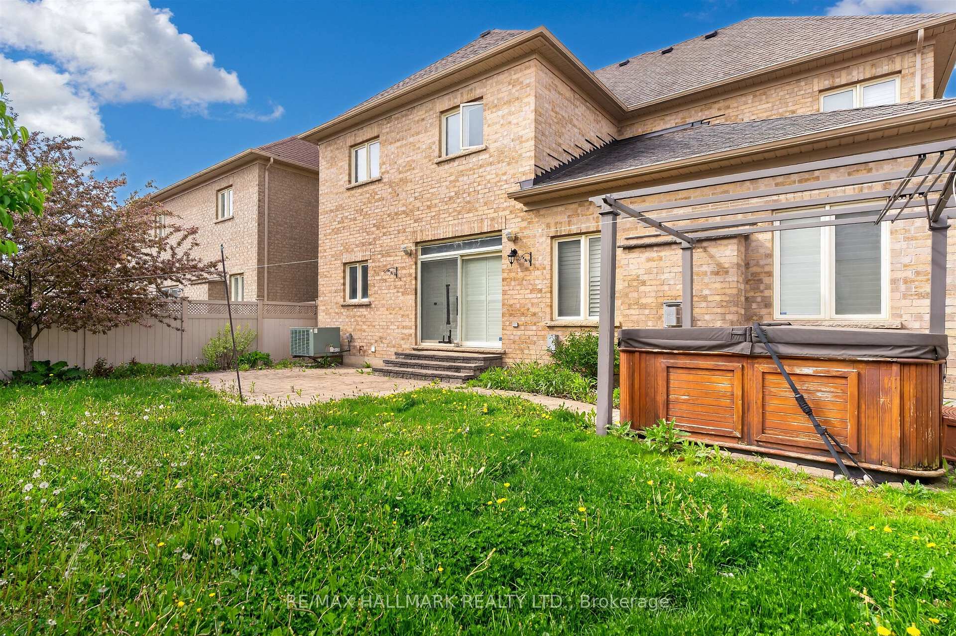 Photo 41 of 99 Royal West Drive, Brampton, Credit Valley — HOMEH