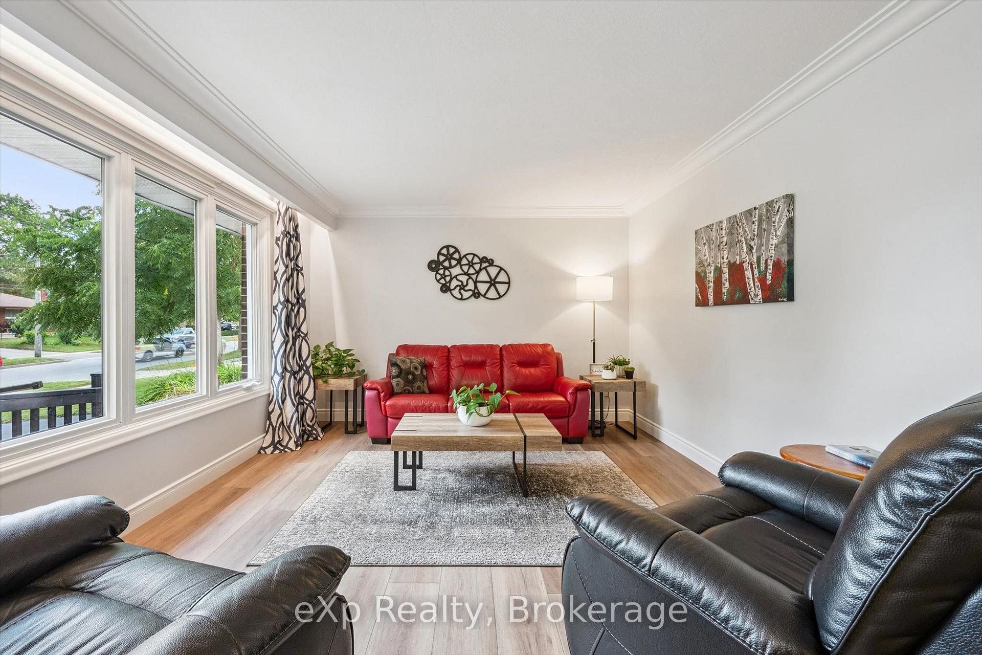Photo 3 of 18 Eleanor Court, Guelph, Grange Road — HOMEH