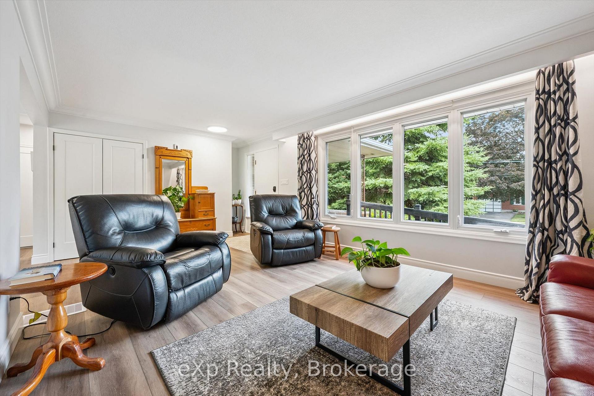 Photo 5 of 18 Eleanor Court, Guelph, Grange Road — HOMEH