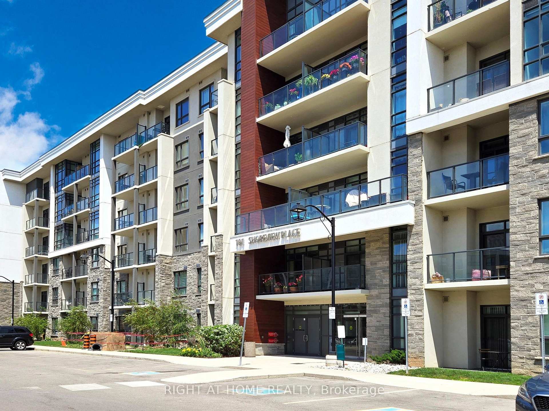 Photo 3 of Unit 111, 101 Shoreview Place, Hamilton, Stoney Creek — HOMEH