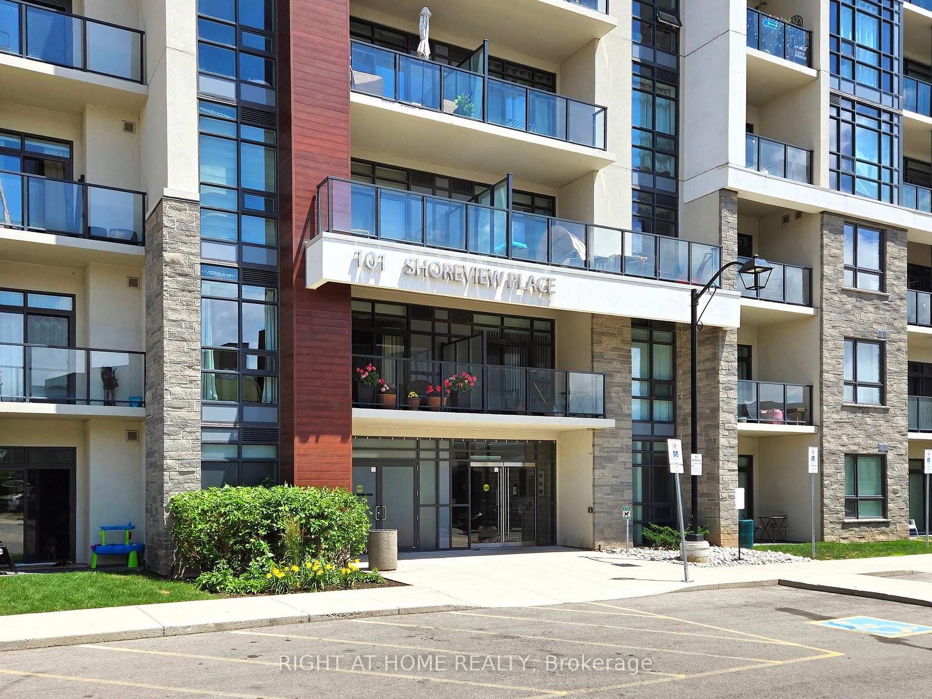 Photo 4 of Unit 111, 101 Shoreview Place, Hamilton, Stoney Creek — HOMEH