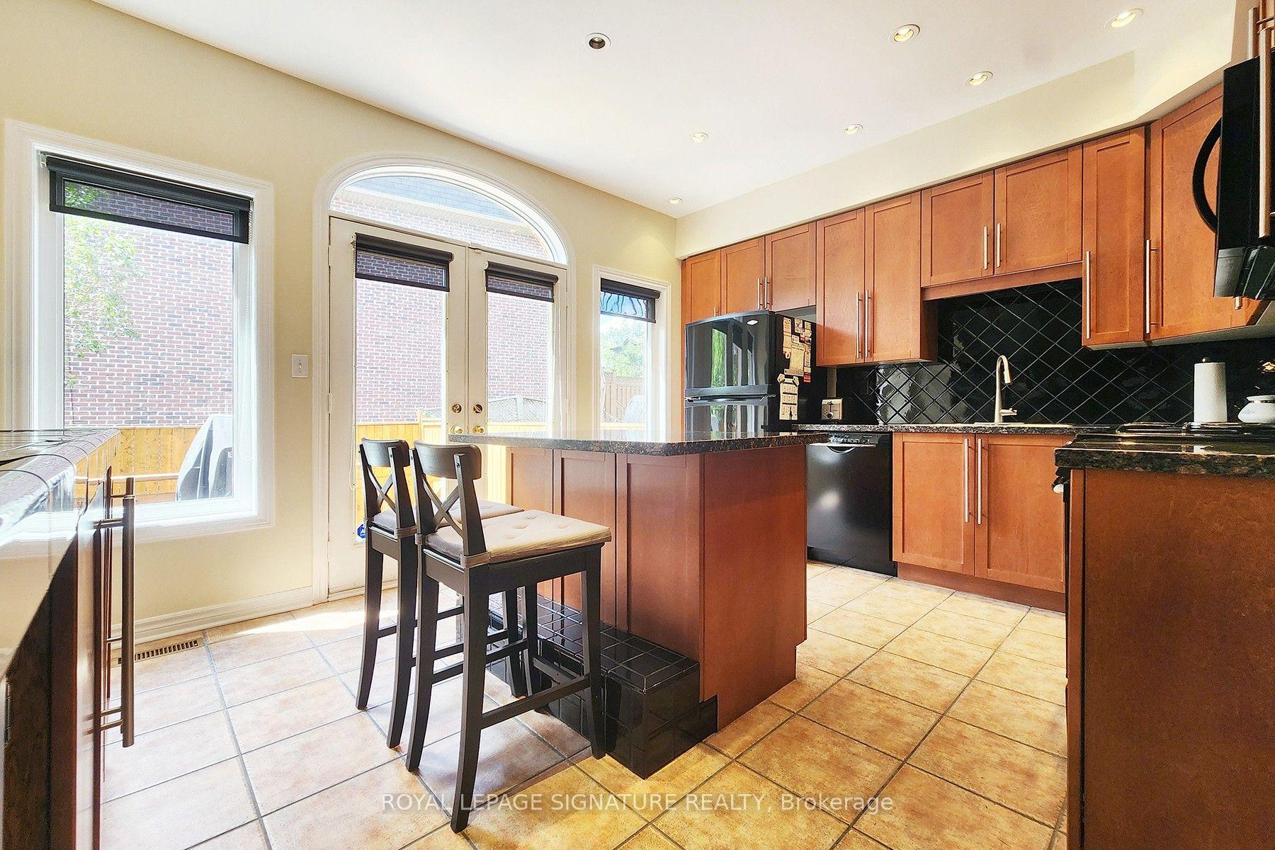 Photo 7 of 7-I Brussels Street, Etobicoke, Stonegate-Queensway — HOMEH
