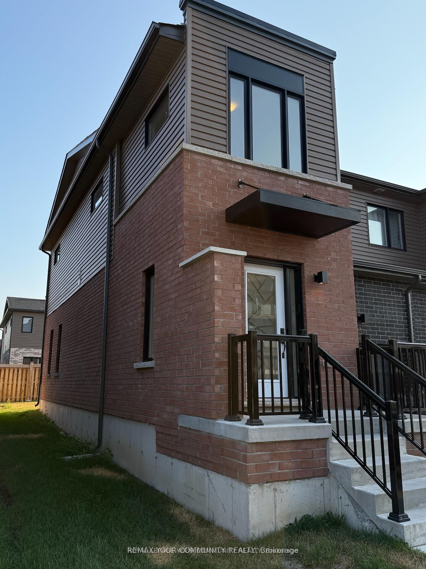 Photo 2 of 141 Turnberry Lane, Barrie, Painswick South — HOMEH