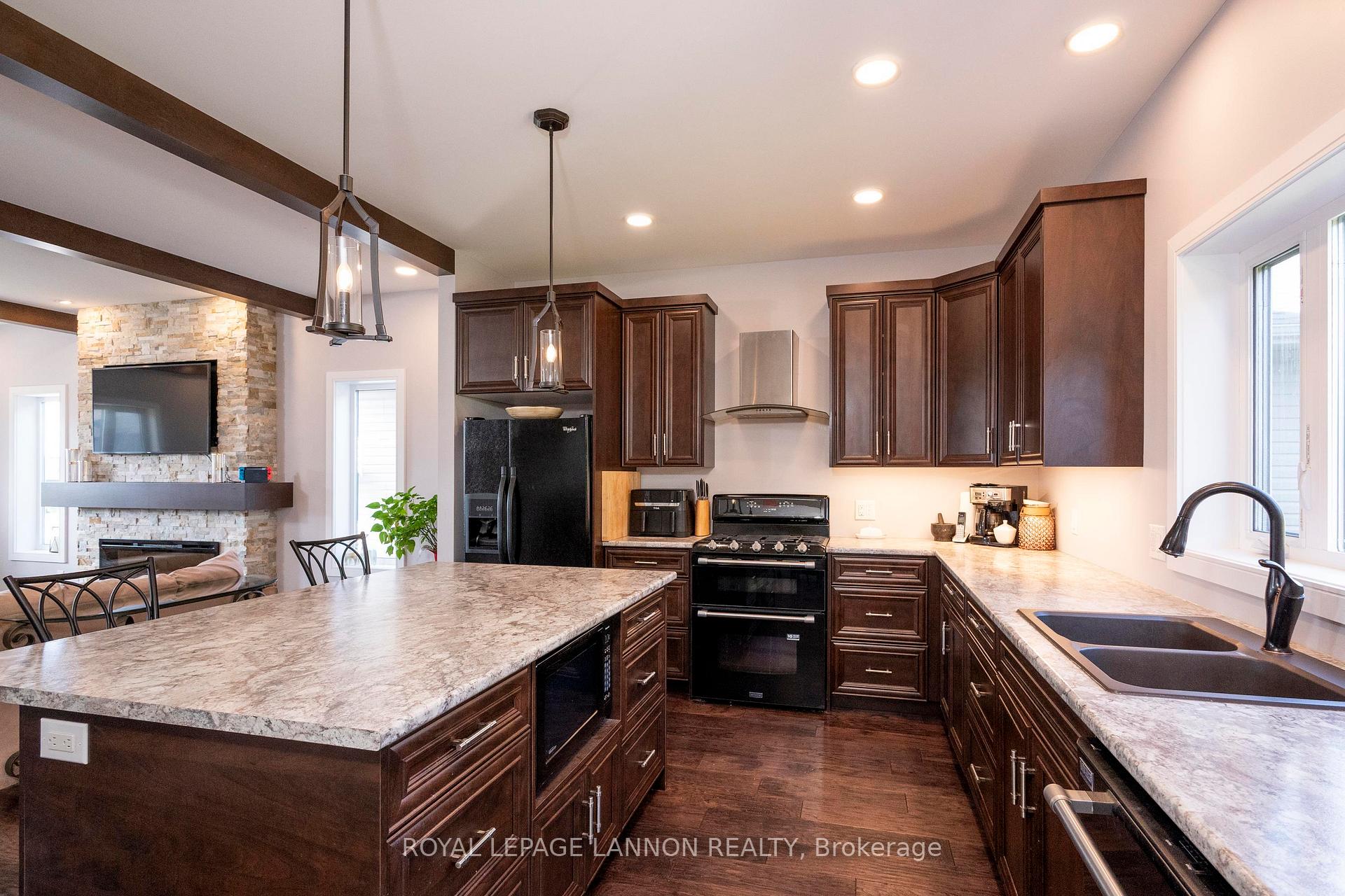 Photo 9 of 145 Dogwood Crescent, Thunder Bay, John Street North — HOMEH