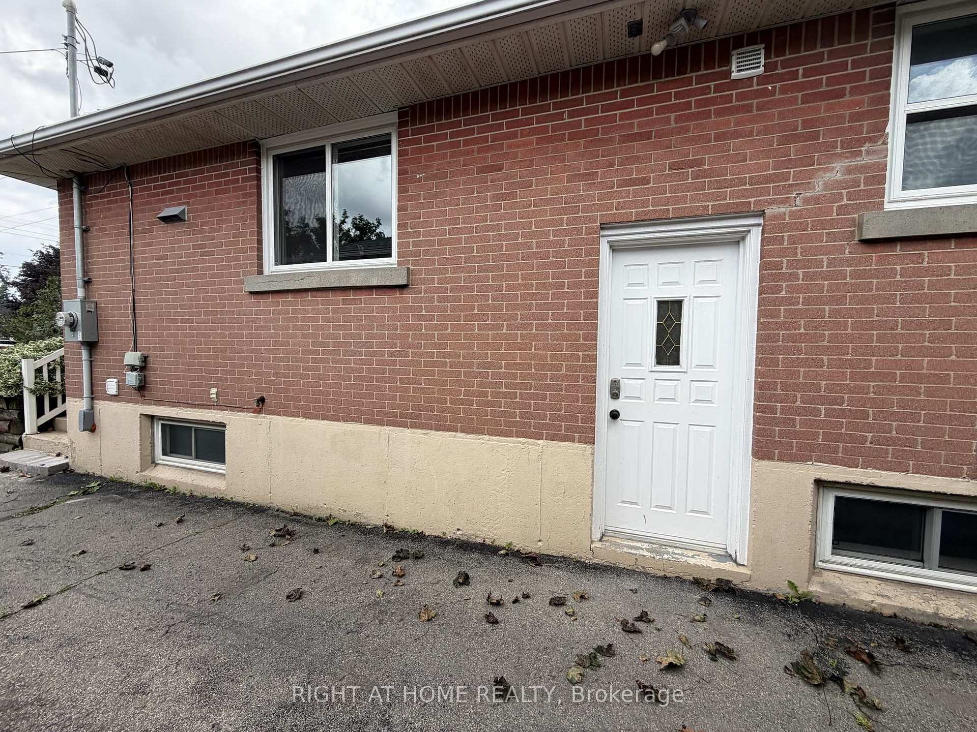 Photo 3 of Unit Lower, 830 Brucedale Avenue E, Hamilton, Sunninghill — HOMEH
