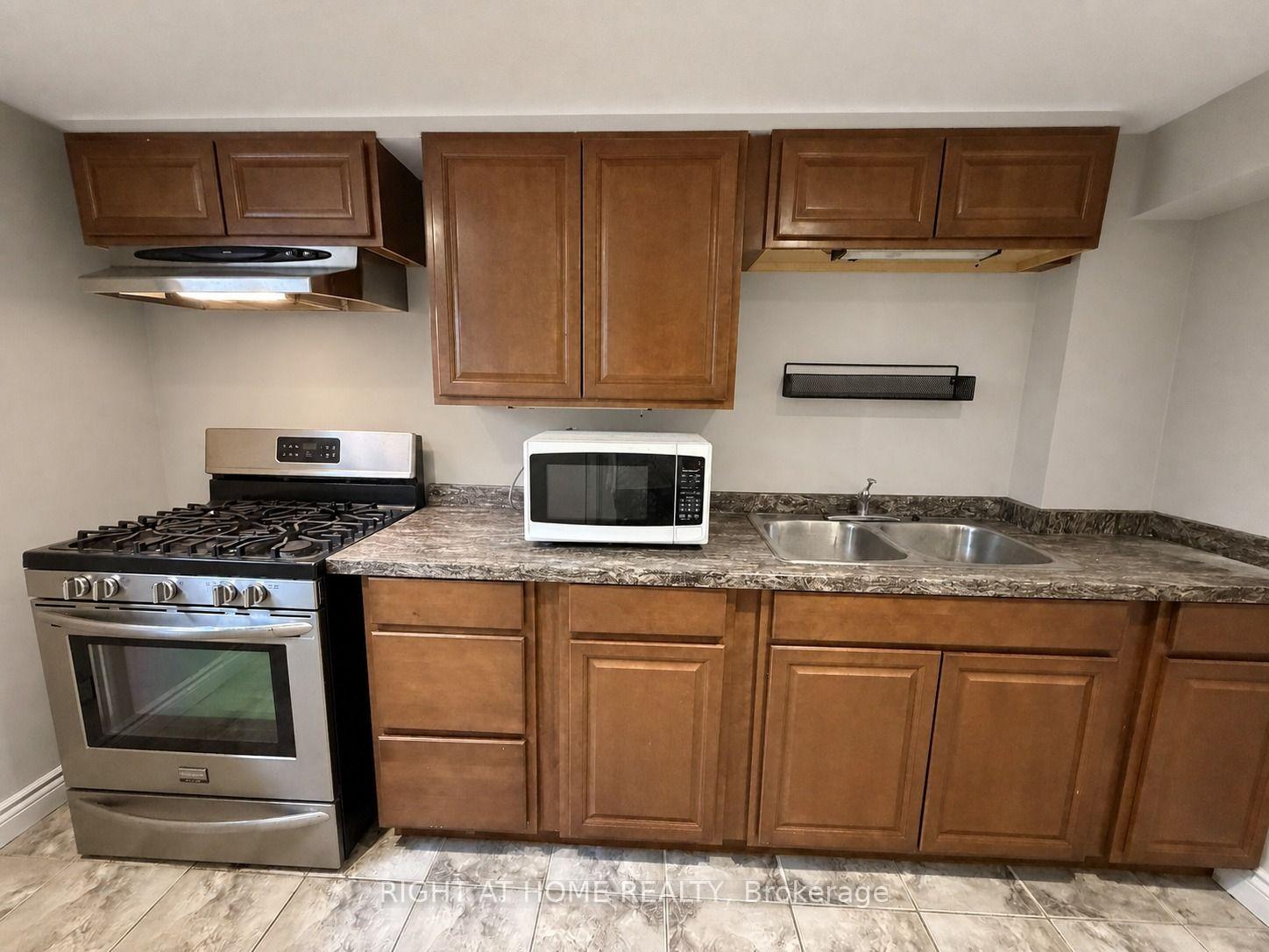 Photo 6 of Unit Lower, 830 Brucedale Avenue E, Hamilton, Sunninghill — HOMEH