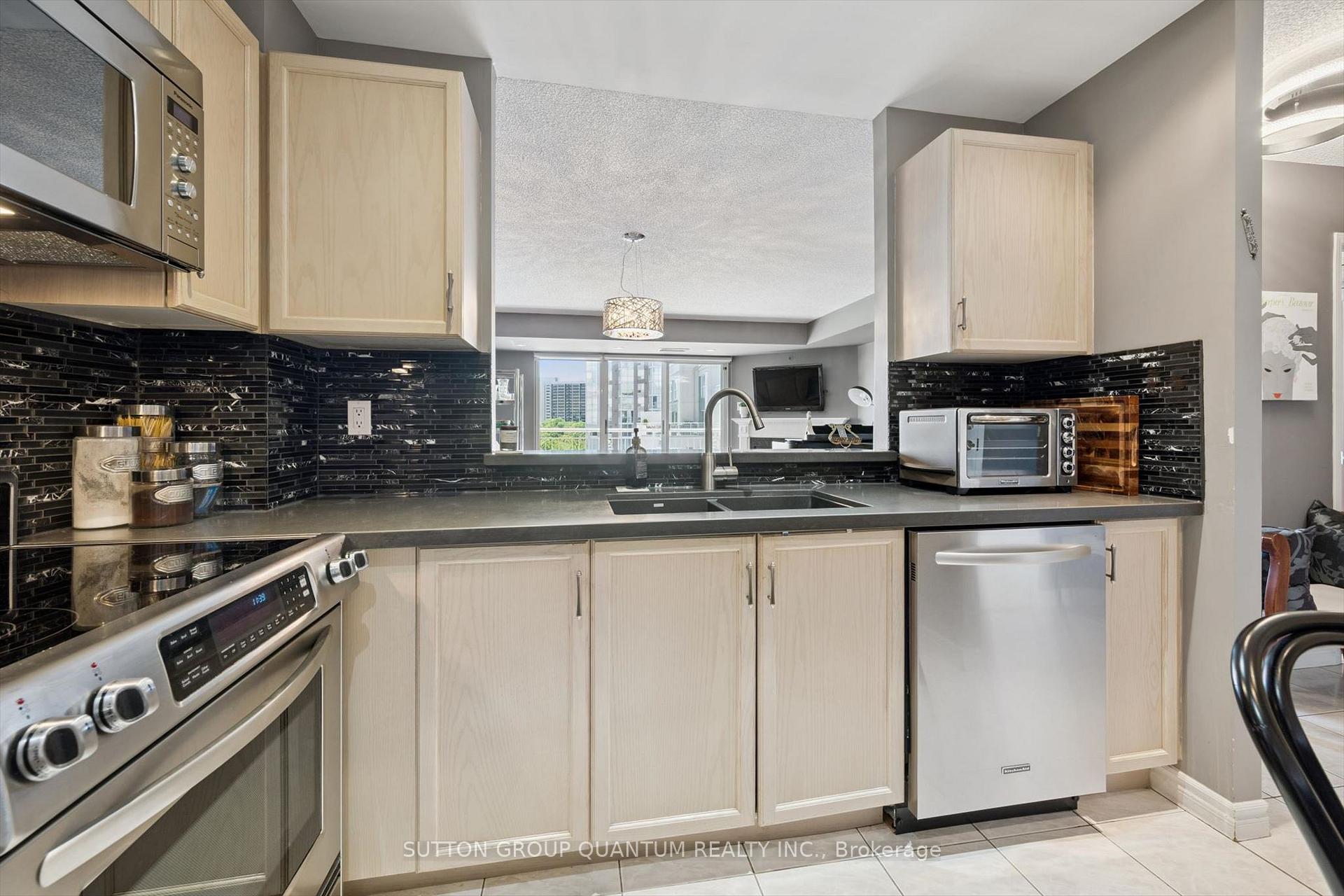 Photo 10 of Unit 818, 18 Concorde Place, North York, Banbury-Don Mills — HOMEH