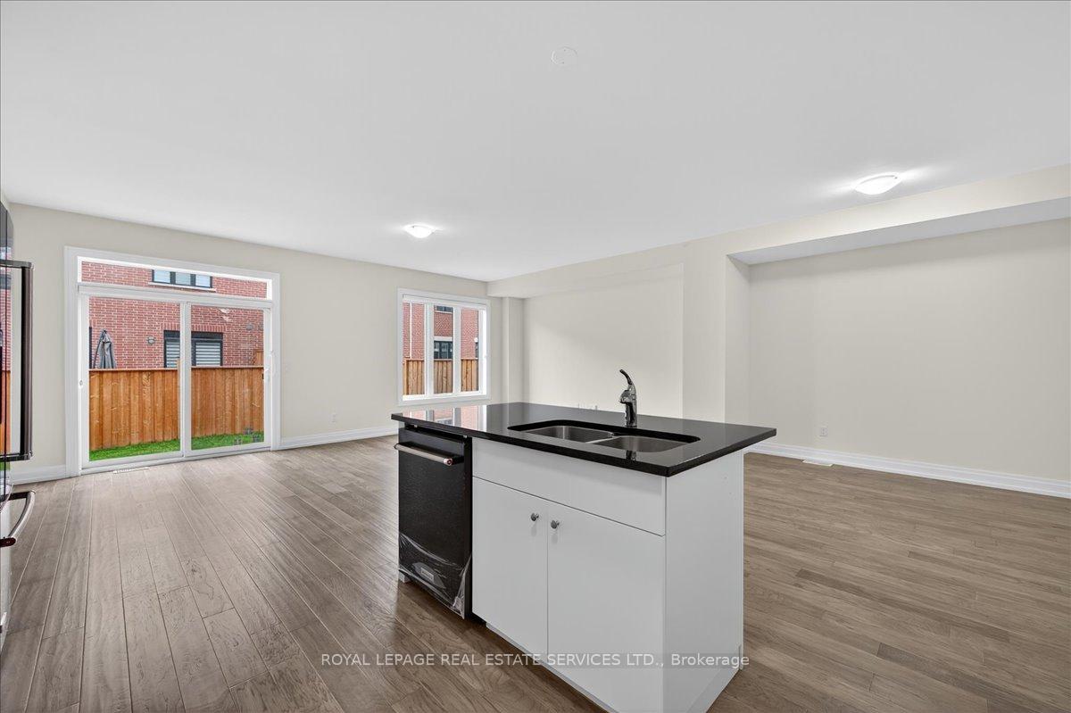 Photo 13 of 43 Kenesky Drive, Hamilton, Waterdown — HOMEH