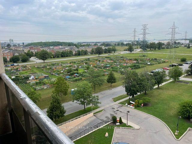 Photo 2 of 805 Four Winds Way, North York, York University Heights — HOMEH