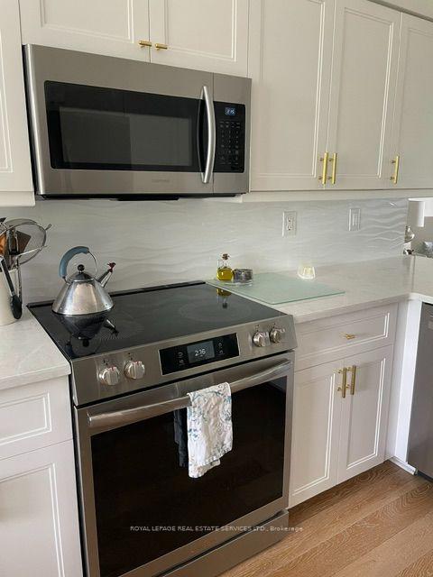 Photo 3 of 805 Four Winds Way, North York, York University Heights — HOMEH