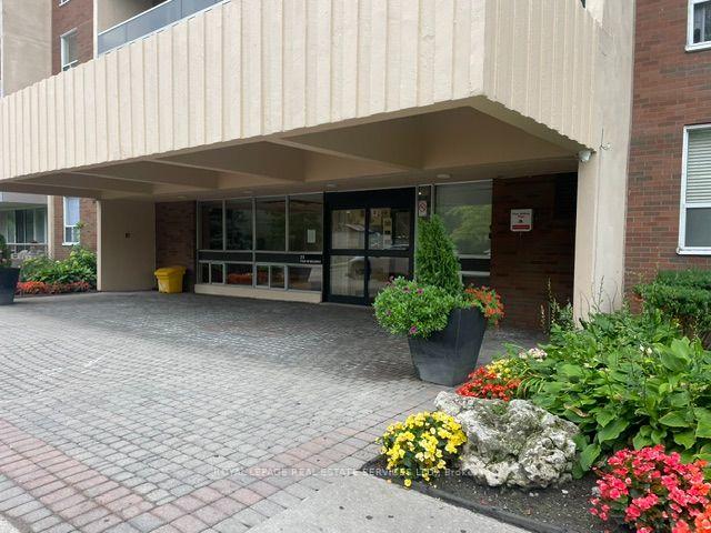 Photo 6 of 805 Four Winds Way, North York, York University Heights — HOMEH