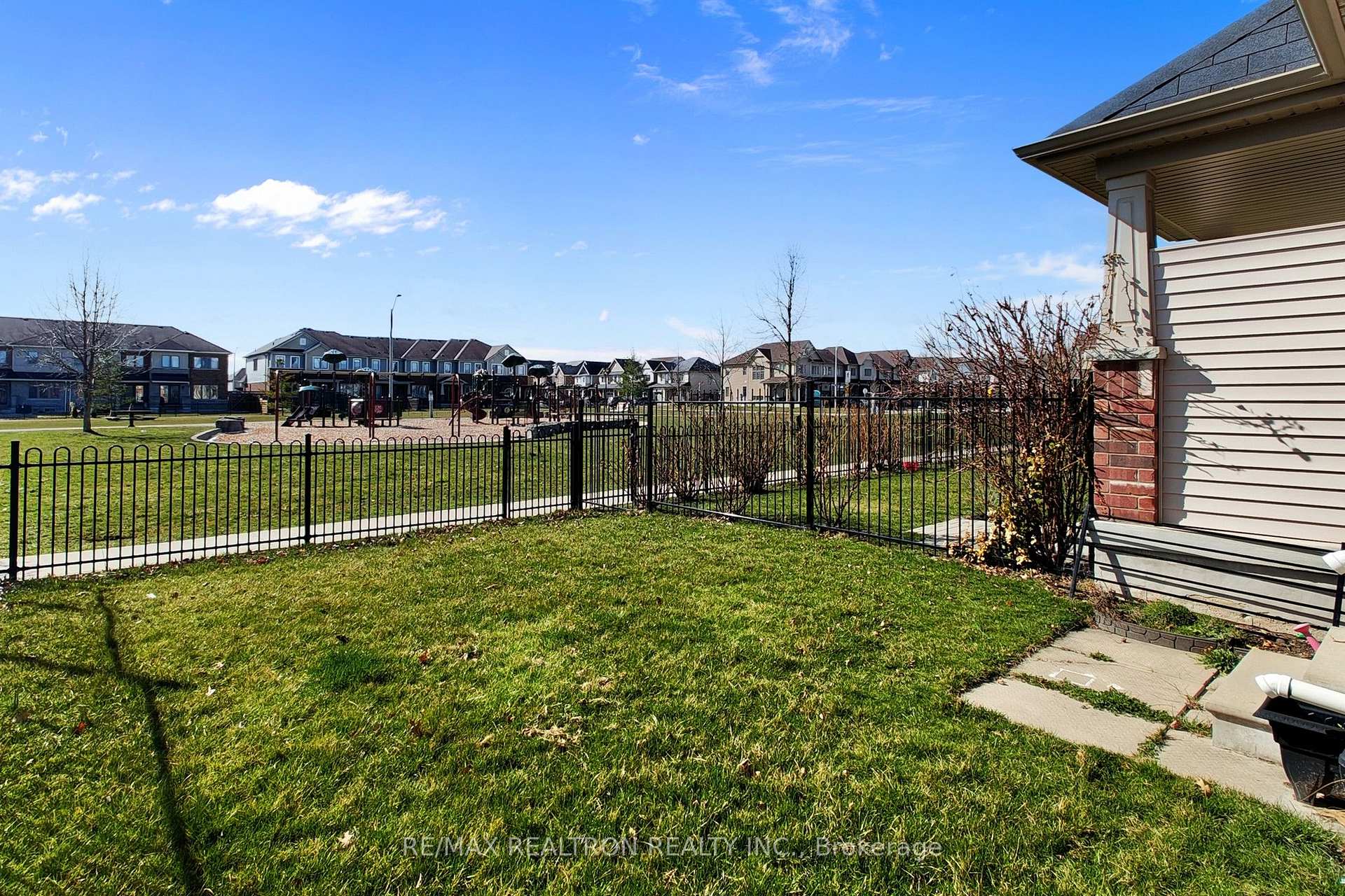 Photo 3 of 8472 Hickory Lane, Niagara Falls, Brown — HOMEH