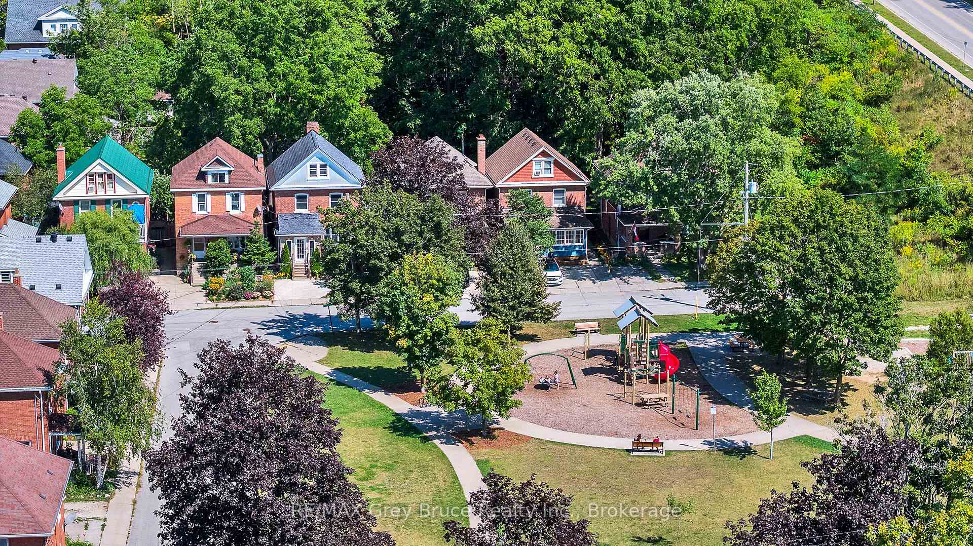 Photo 2 of 813 5th Avenue A E, Owen Sound — HOMEH