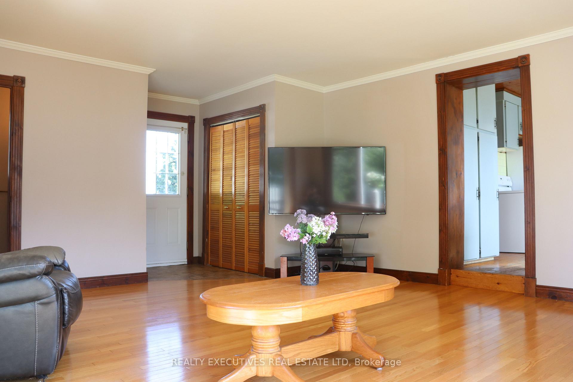 Photo 10 of 464 Gladstone Street, North Dundas, Winchester — HOMEH