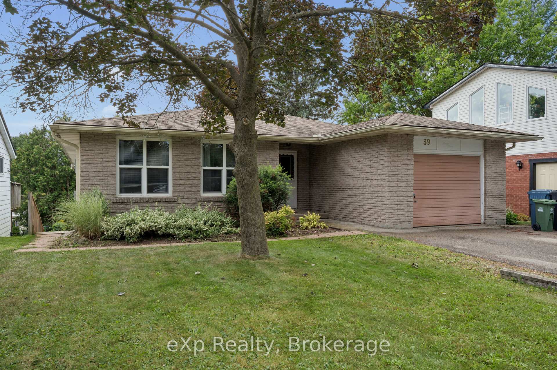 Photo 3 of 39 Keats Crescent, Guelph, Kortright West — HOMEH