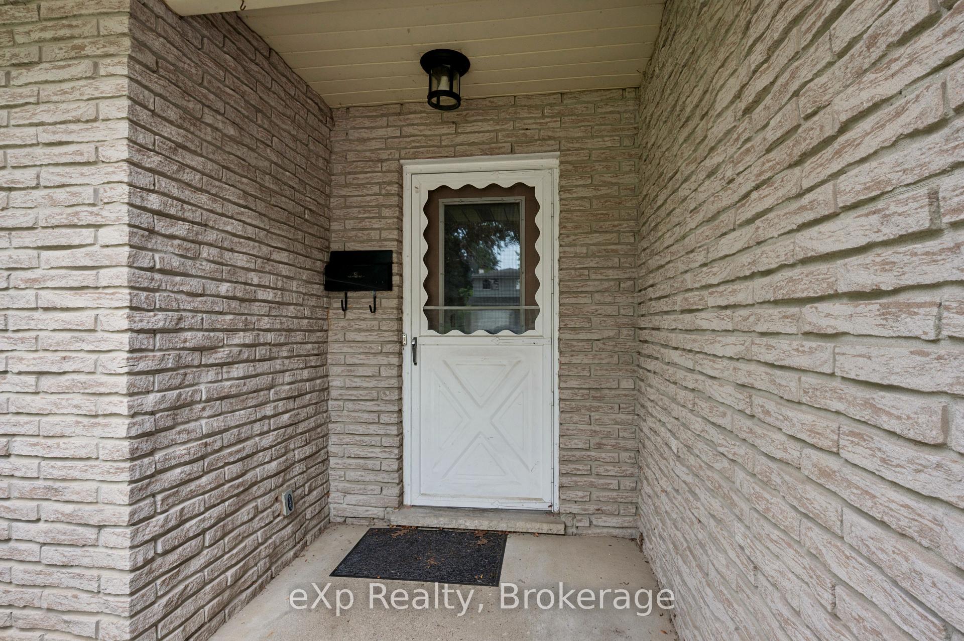 Photo 4 of 39 Keats Crescent, Guelph, Kortright West — HOMEH
