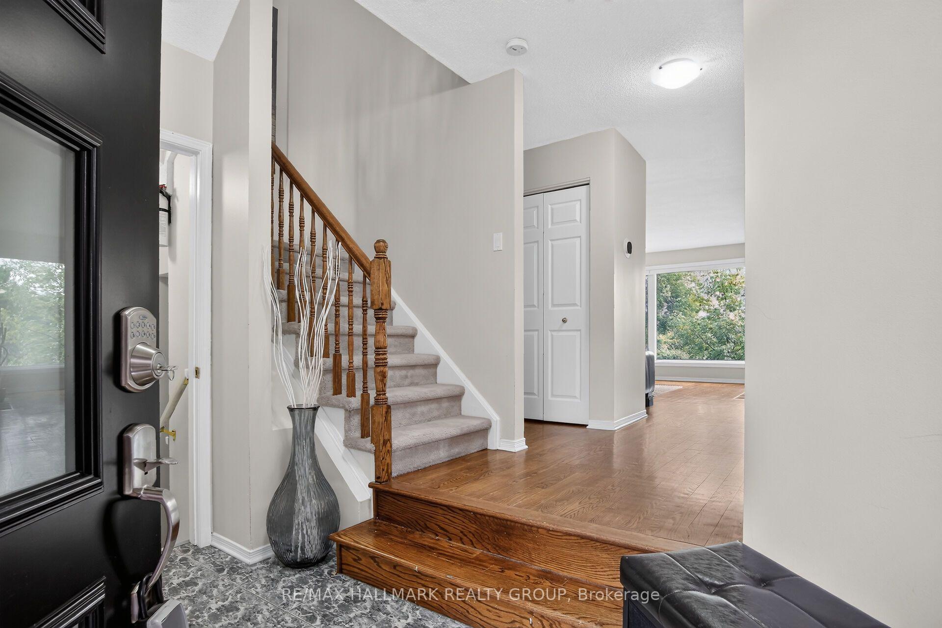 Photo 3 of 19 Windeyer Crescent, Ottawa, Kanata - Kanata Lakes/Heritage Hills — HOMEH