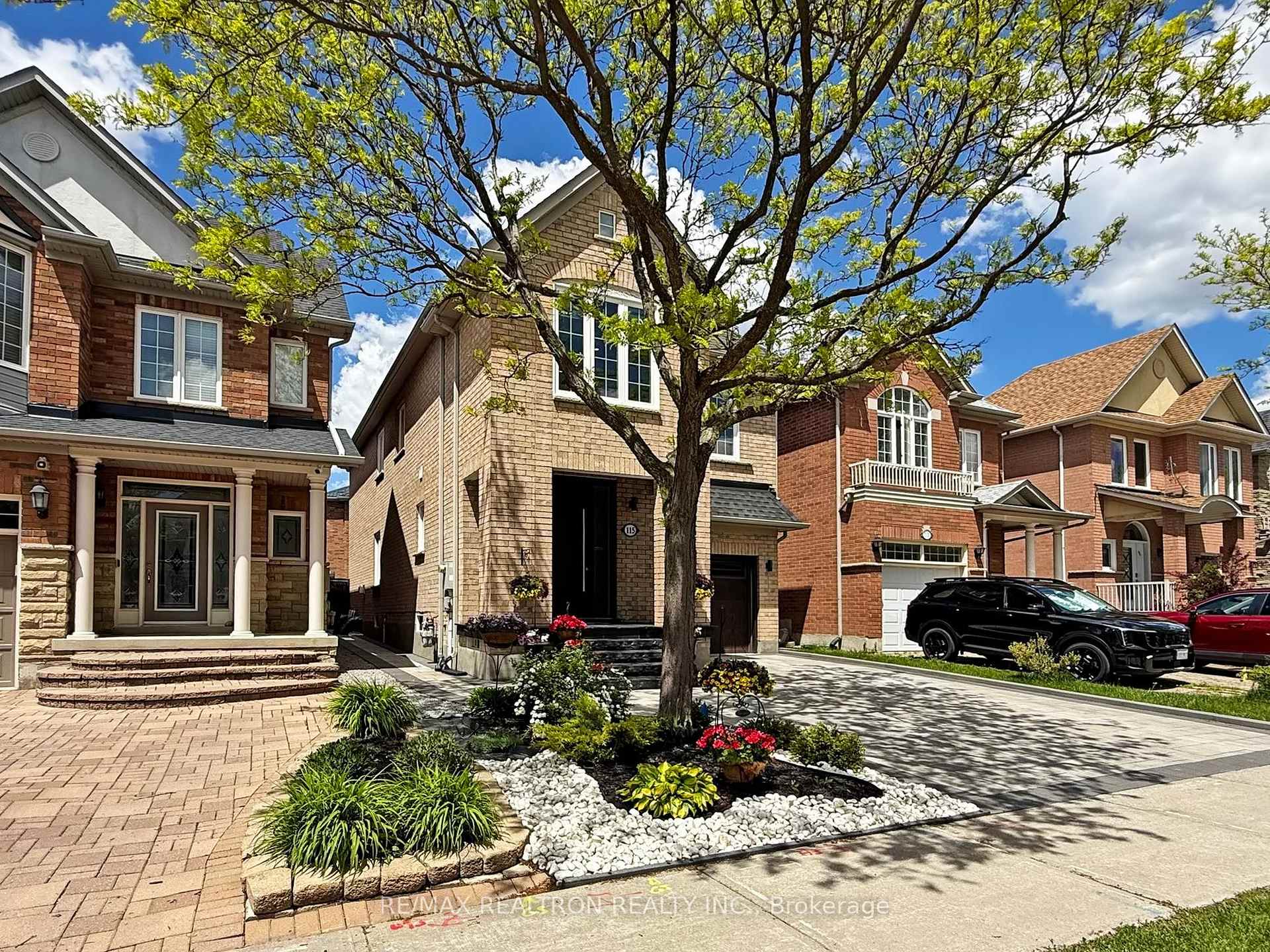 Photo 2 of 115 Bentoak Crescent, Vaughan, Patterson — HOMEH