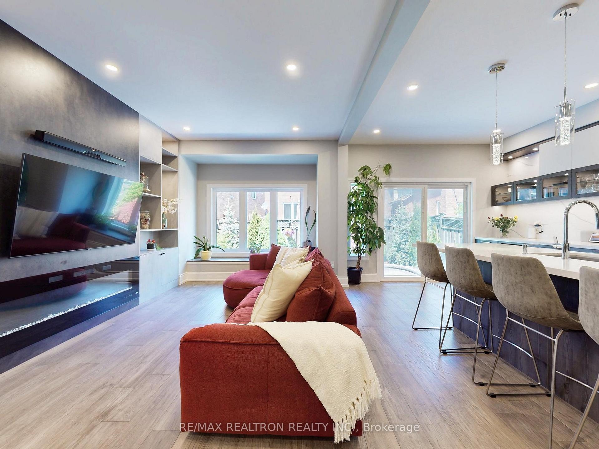 Photo 4 of 115 Bentoak Crescent, Vaughan, Patterson — HOMEH