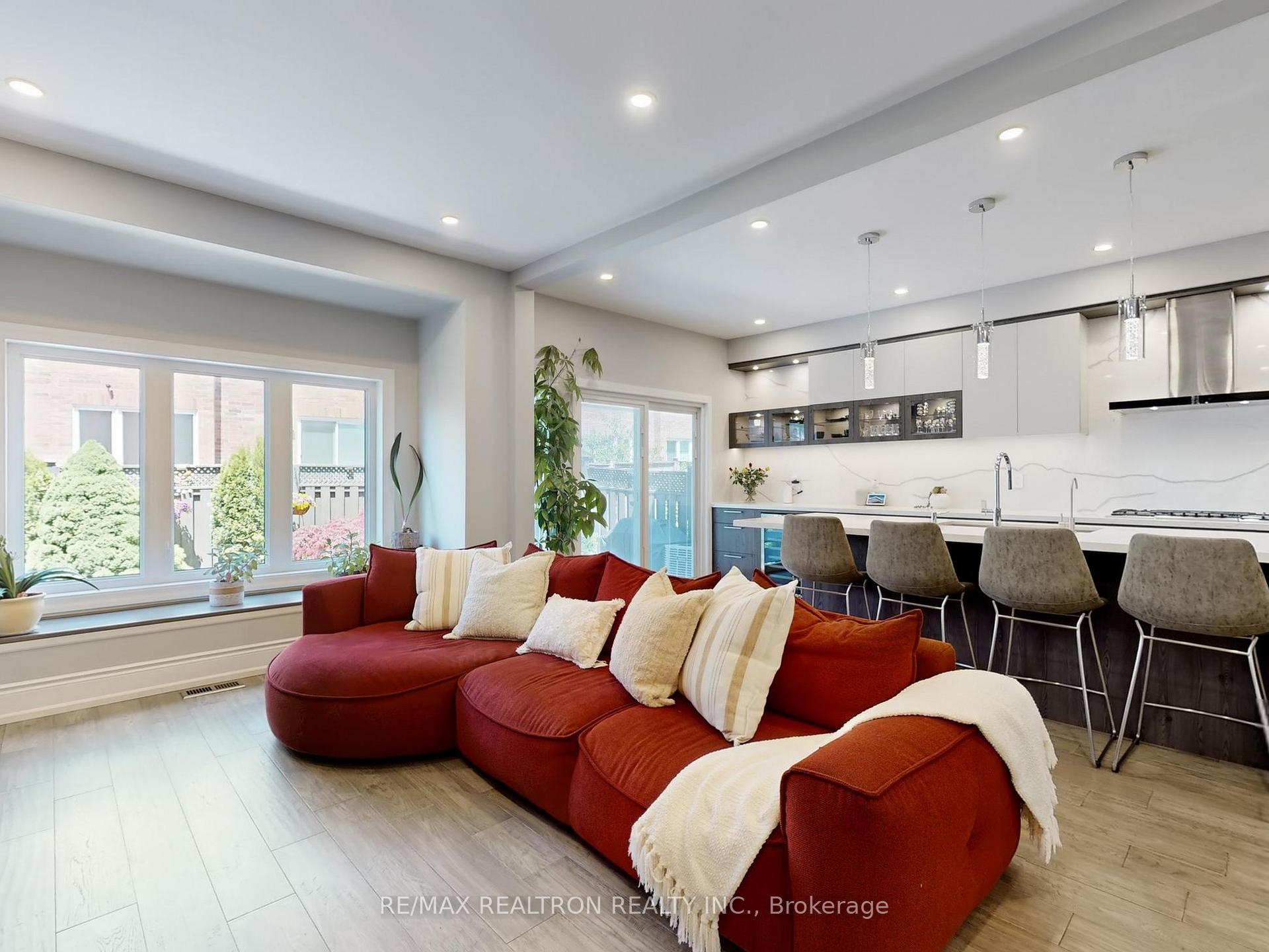 Photo 5 of 115 Bentoak Crescent, Vaughan, Patterson — HOMEH